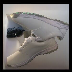 NWOB New Balance Women's Sneakers(White)7.5